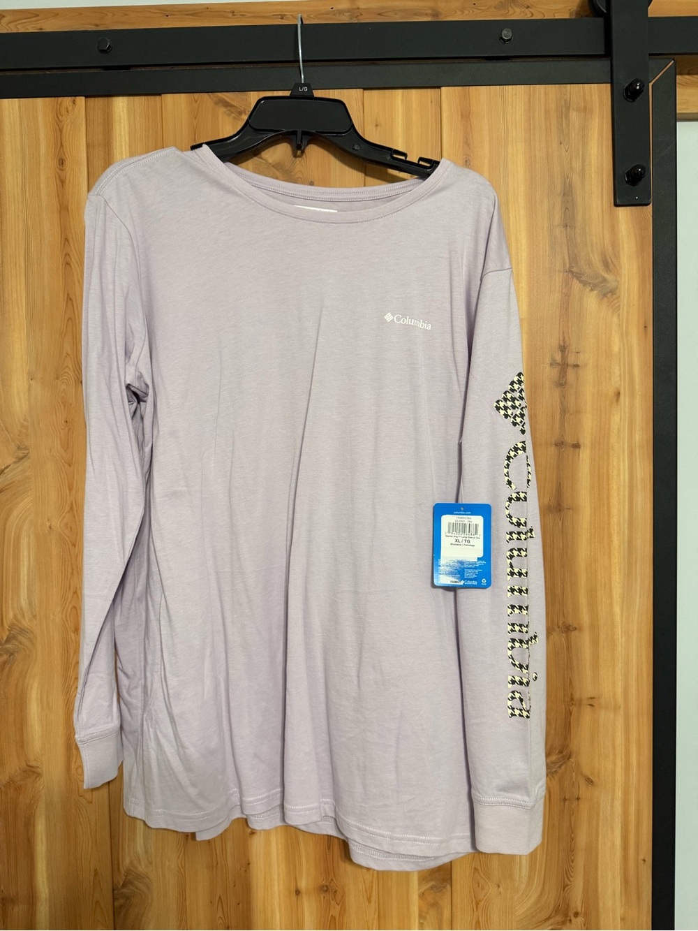 Columbia Women's Long Sleeve Logo Tee in Dahlia Wavy Lavender